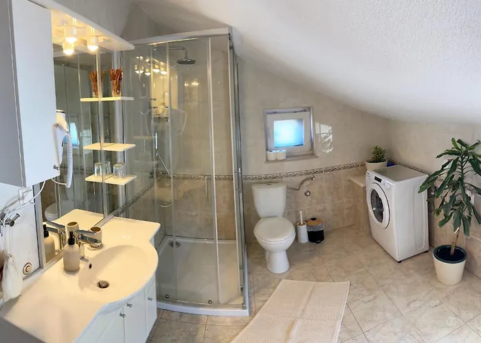 格吉奇公寓酒店 * Zrnovo